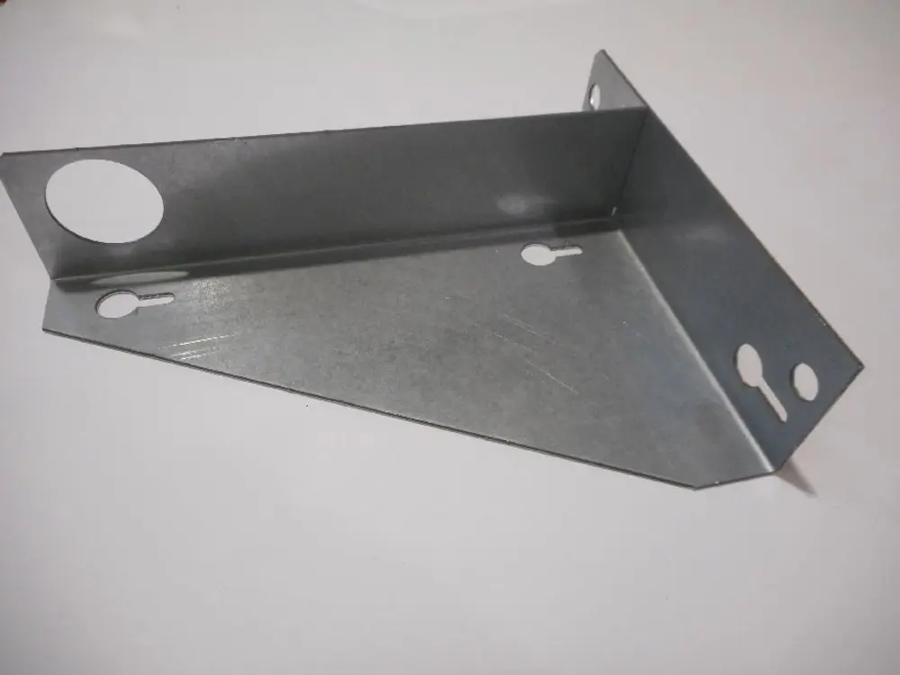 Metallischer Halter mit verschiedenen Befestigungslöchern, geeignet für die Montage eines Gebläses. Hersteller ist Remeha.